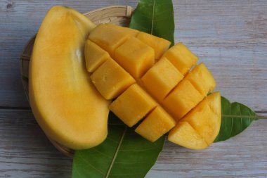 Doğranmış mango meyvesine yakın çekim