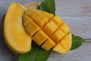 Doğranmış mango meyvesine yakın çekim