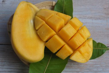 Doğranmış mango meyvesine yakın çekim