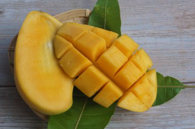 Doğranmış mango meyvesine yakın çekim