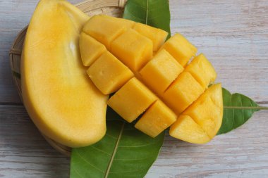 Doğranmış mango meyvesine yakın çekim