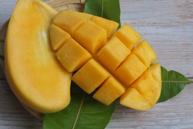 Doğranmış mango meyvesine yakın çekim