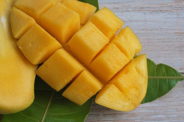 Doğranmış mango meyvesine yakın çekim