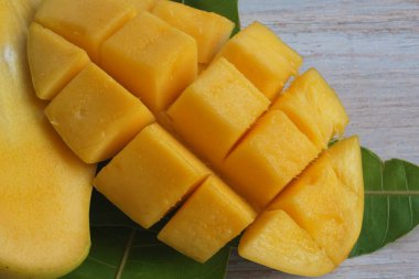 Doğranmış mango meyvesine yakın çekim