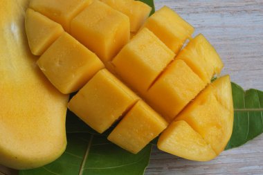 Doğranmış mango meyvesine yakın çekim