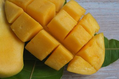 Doğranmış mango meyvesine yakın çekim