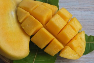 Doğranmış mango meyvesine yakın çekim
