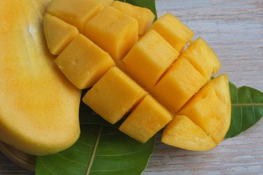 Doğranmış mango meyvesine yakın çekim