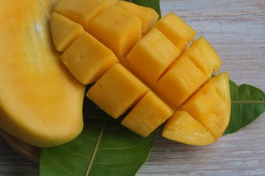 Doğranmış mango meyvesine yakın çekim
