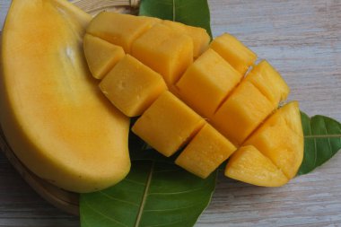Doğranmış mango meyvesine yakın çekim