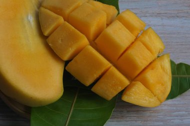 Doğranmış mango meyvesine yakın çekim