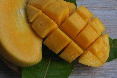 Doğranmış mango meyvesine yakın çekim