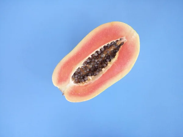 Mavi Arkaplandaki Papaya Meyvesini Kapat — Stok fotoğraf