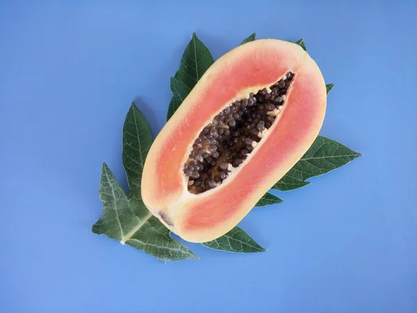 Primer Plano Fruta Papaya Sobre Fondo Azul — Foto de Stock