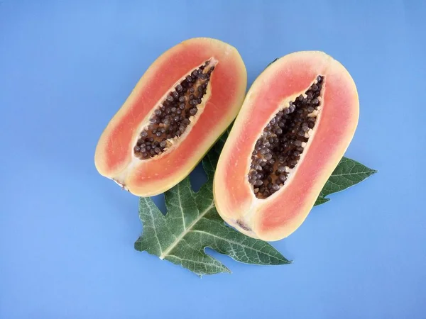 Primer Plano Fruta Papaya Sobre Fondo Azul — Foto de Stock