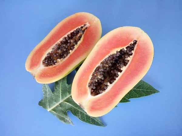 Primer Plano Fruta Papaya Sobre Fondo Azul — Foto de Stock