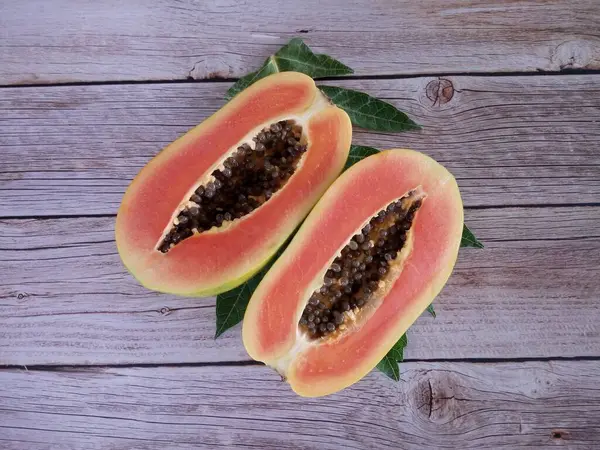 Primo Piano Frutta Papaia Sullo Sfondo Legno — Foto Stock