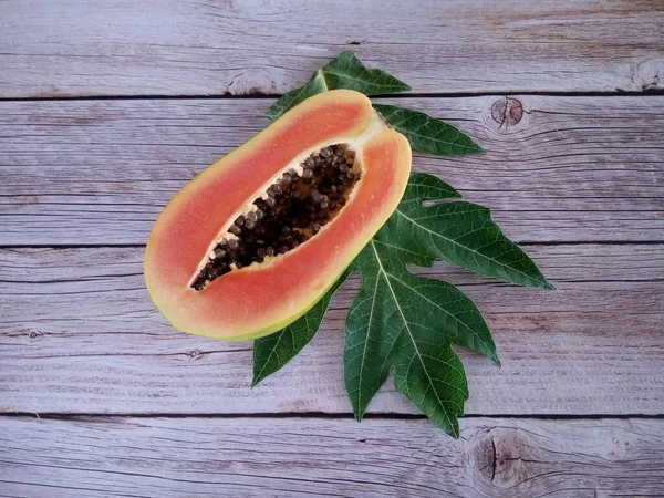 Primo Piano Frutta Papaia Sullo Sfondo Legno — Foto Stock