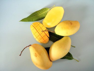 Mavi arka planda doğranmış mango.