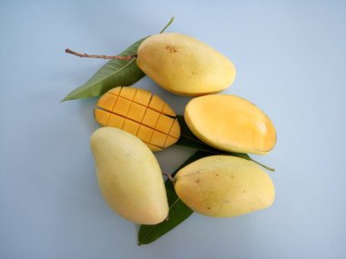 Mavi arka planda doğranmış mango.