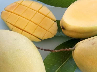 Mavi arka planda doğranmış mango.