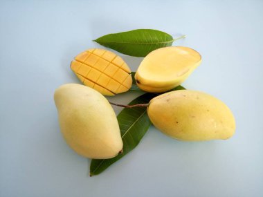 Mavi arka planda doğranmış mango.