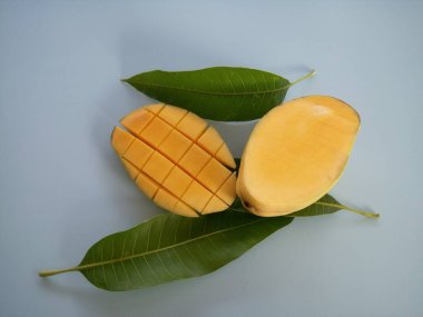 Mavi arka planda doğranmış mango.