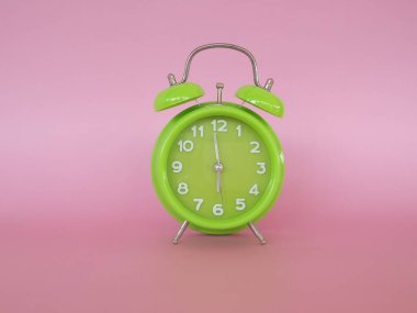 Pembe arka plana karşı klasik alarm saati