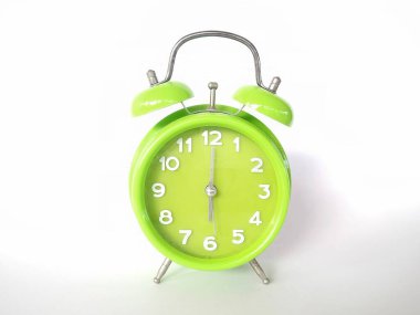 Beyaz arkaplanda yeşil alarm saati izole edildi