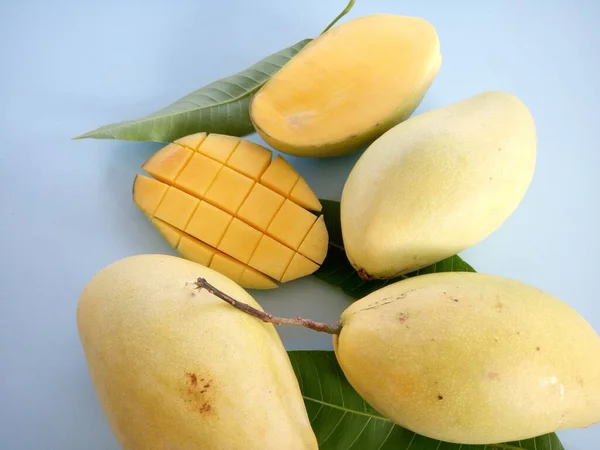 Posiekane Mango Niebieskim Tle — Zdjęcie stockowe