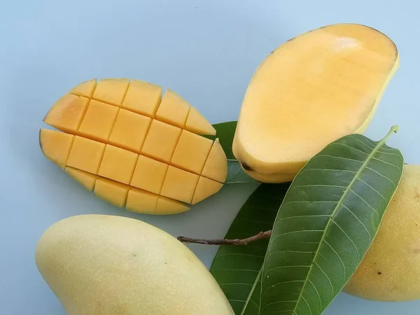Mavi Arka Planda Doğranmış Mango — Stok fotoğraf