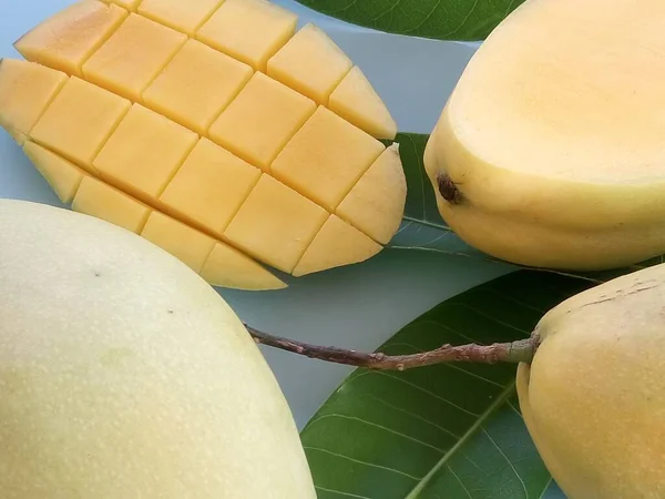 Gehackte Mango Auf Blauem Hintergrund — Stockfoto