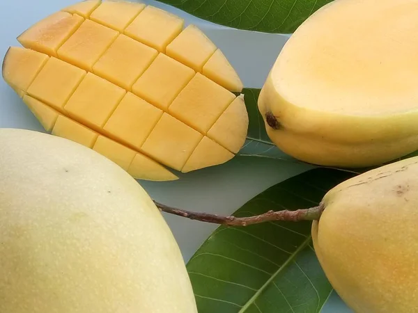 Gehackte Mango Auf Blauem Hintergrund — Stockfoto