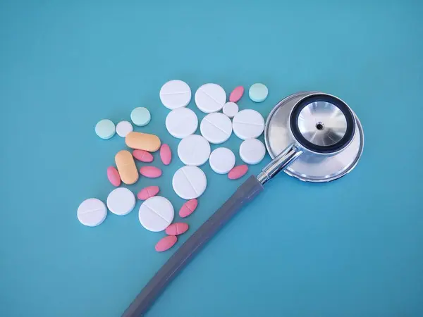 Tabletki Stetoskop Izolowane Niebieskim Tle — Zdjęcie stockowe