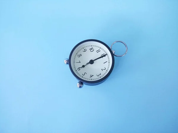 Despertador Aislado Sobre Fondo Azul — Foto de Stock