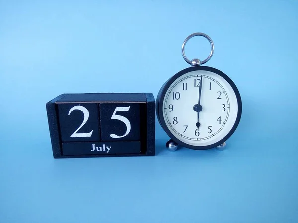Alarm saati mavi arkaplanda tarih ile izole edildi