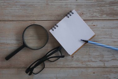 Kağıt ve defter masanın üzerinde. Özyönetim kavramı.