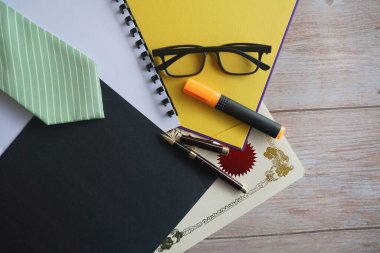 Masadaki kalem ve sertifika..