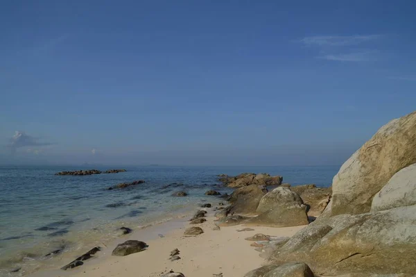 Πετρόκτιστη Παραλία Στο Νησί Mamutik Που Βρίσκεται Στο Sabah Μαλαισία — Φωτογραφία Αρχείου