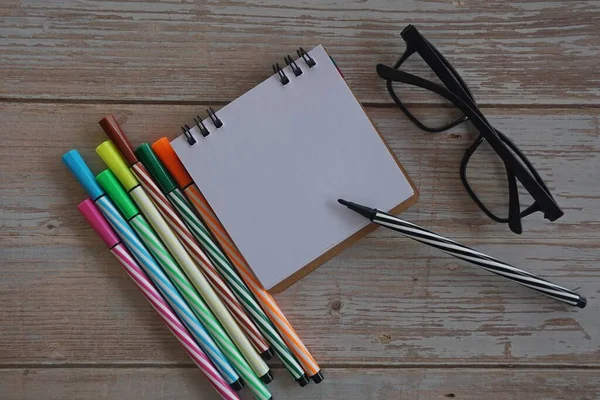 Kağıt ve defter masanın üzerinde. Özyönetim kavramı.