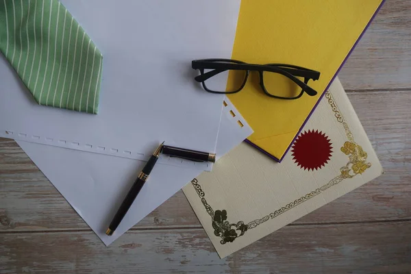 Stift Und Urkunde Auf Dem Tisch — Stockfoto