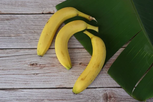 Frutas Plátano Con Hoja Sobre Fondo Madera — Foto de Stock