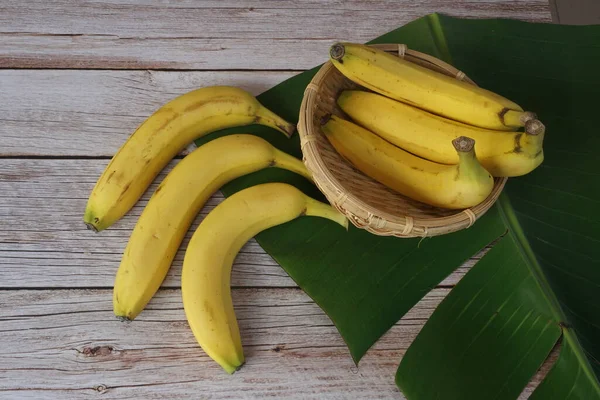 Frutas Plátano Con Hoja Sobre Fondo Madera — Foto de Stock