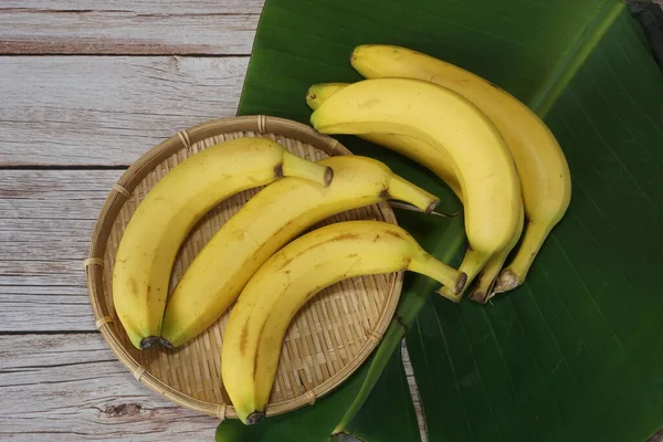 Frutas Plátano Con Hoja Sobre Fondo Madera — Foto de Stock