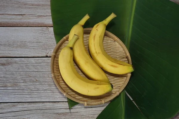 Frutti Banana Con Foglia Sfondo Legno — Foto Stock