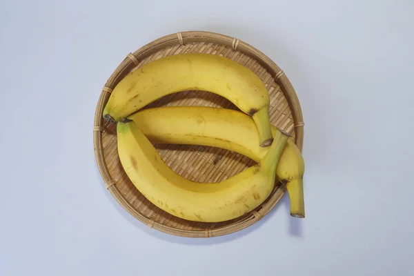 Bananenfrüchte Auf Holzkorb — Stockfoto