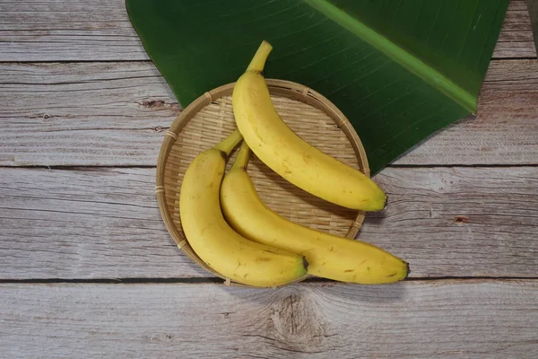 Frutas Plátano Con Hoja Sobre Fondo Madera — Foto de Stock