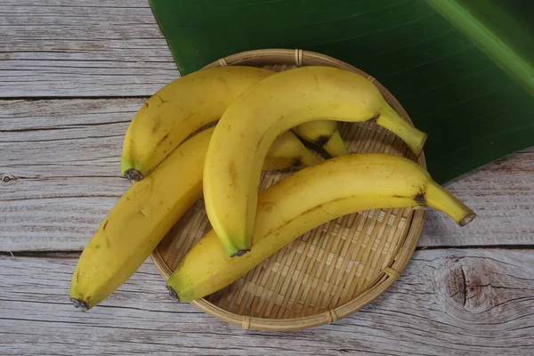 Bananenfrüchte Mit Blatt Auf Holzgrund — Stockfoto