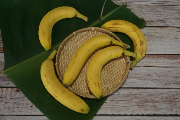 Bananowe Owoce Liściem Drewnianym Tle — Zdjęcie stockowe