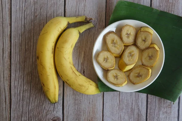 Plasterki Bananów Białym Talerzu — Zdjęcie stockowe